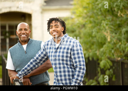 Afroamerikanischen Vater und seinen erwachsenen Sohn. Stockfoto