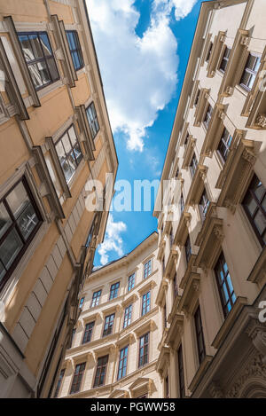 Alte Gebäude mit Architektur aus der Gründerzeit-stil Periode, in der historischen Innenstadt von Wien, Österreich, an einem sonnigen Tag. Low Angle View. Stockfoto
