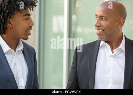 Reifen African American leger gekleidete Geschäftsmann, Hände schütteln. Stockfoto