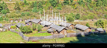 Bhutanesische traditionelle Häuser mit Bamboo roofing - Bhutan Stockfoto