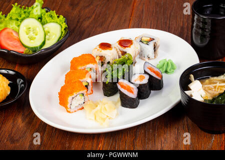 Japanisches Sushi und Roll mit Salat und Miso Suppe gesetzt Stockfoto