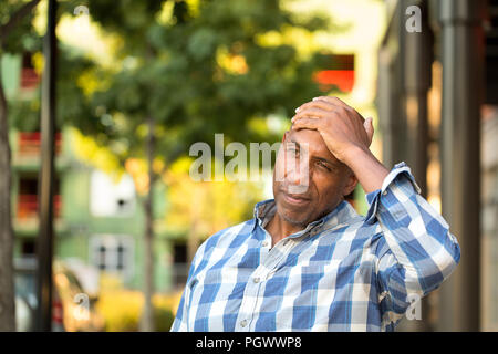 African American Man Ho. Lding seinen Kopf in den Schmerz Stockfoto