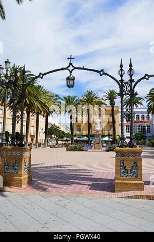 Schmiedeeisen Eingangsbogen zum Plaza de la Laguna mit der Unbefleckten Empfängnis Statue in der Mitte, Ayamonte, Provinz Huelva, Andalusien, Spanien, Stockfoto