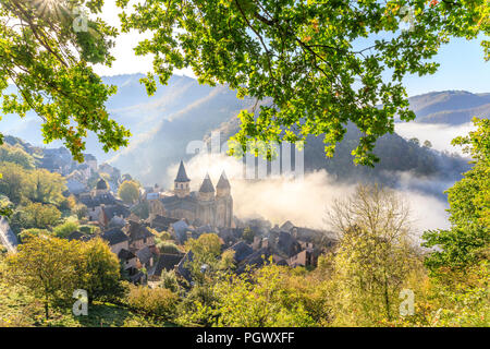 Frankreich, Aveyron, Conques, "Les Plus beaux villages de France (Schönste Dörfer Frankreichs), fahren Sie auf der El Camino de Santiago, // Frankreich stoppen Stockfoto
