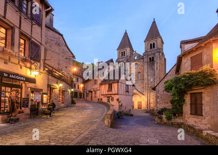 Frankreich, Aveyron, Conques, "Les Plus beaux villages de France (Schönste Dörfer Frankreichs), fahren Sie auf der El Camino de Santiago, Main stre stoppen Stockfoto