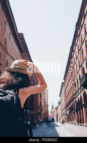 Mädchen Kreuzung in den Hauptstraßen in Bologna an einem sonnigen Tag - Travel Concept Stockfoto