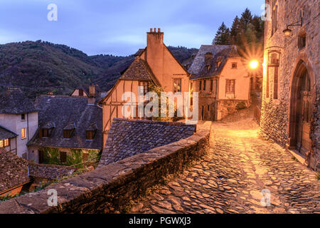 Frankreich, Aveyron, Conques, "Les Plus beaux villages de France (Schönste Dörfer Frankreichs), fahren Sie auf der El Camino de Santiago, Gasse stoppen Stockfoto