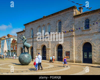 12. Juni 2018: Truro, Cornwall, Großbritannien - Die Halle für Cornwall, einem bedeutenden Ort in der Stadt, und die Skulptur "Der Drummer" von Tim Shaw. Stockfoto