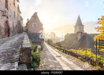 Frankreich, Aveyron, Conques, "Les Plus beaux villages de France (Schönste Dörfer Frankreichs), fahren Sie auf der El Camino de Santiago, Gasse stoppen Stockfoto