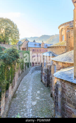 Frankreich, Aveyron, Conques, "Les Plus beaux villages de France (Schönste Dörfer Frankreichs), fahren Sie auf der El Camino de Santiago, Gasse stoppen Stockfoto