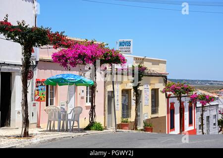 Cafe entlang einer Stadt mit hübschen Bougainvillea, Castro Marim, Algarve, Portugal, Europa. Stockfoto