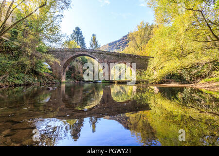 Frankreich, Aveyron, Conques, "Les Plus beaux villages de France (Schönste Dörfer Frankreichs), fahren Sie auf der El Camino de Santiago, Römische bri-Stop Stockfoto