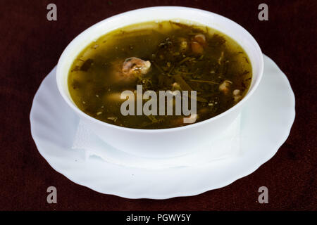 Sauerampfersuppe mit Fleisch und Kräuter Stockfoto