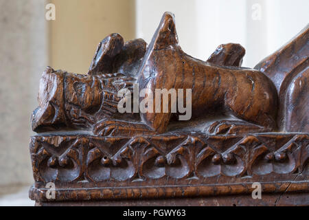 St Edmunds' Kopf wird von einem Wolf bewacht. König Edmund wurde durch die Dänen im 9. Jahrhundert martryed. Ende einer Pew, Hoxne Kirche, Suffolk, Großbritannien. Stockfoto