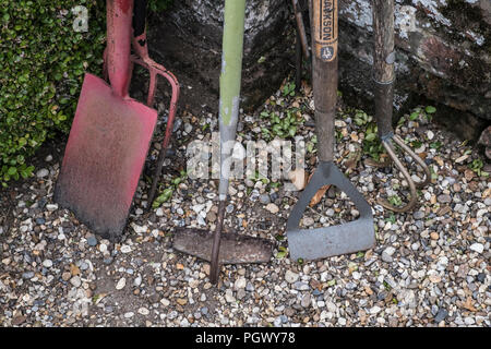 Lange Garten Werkzeuge einschließlich Gabel, Spaten, Hacke und Rechen behandelt. Stockfoto