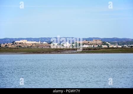 Blick über den Fluss Guadiana auf die weiße Stadt und seine Festung und Schloss, Castro Marim, Algarve, Portugal, Europa. Stockfoto