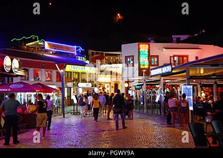 Anzeigen von Bars und Restaurants in der Largo Duarte Pachero Platz der Altstadt mit Touristen, die Einstellung, Albufeira, Portugal, Europa. Stockfoto