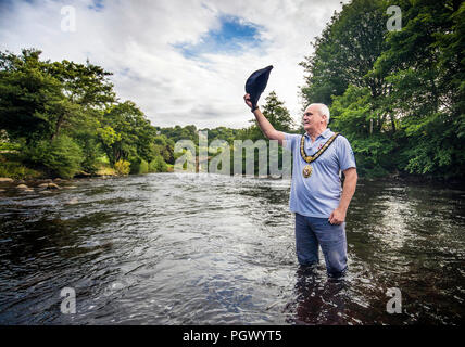 Bürgermeister von Richmond Jonathan Preece steht in den Fluss Swale, als er die Grenze von Richmond in North Yorkshire während des Septennial schlagen der Grenzen markiert. Die Zeremonie, die alle 7 Jahre stattfindet, geht zurück auf die Royal Charter, die die Stadt von Elizabeth I im Jahr 1576. Stockfoto