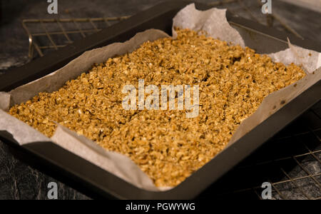 Ein Tablett mit selbst gebackenem flapjack nur aus dem Ofen. Stockfoto