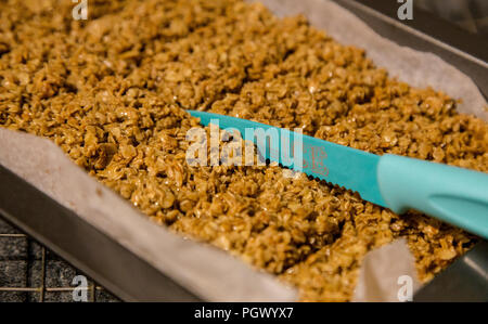 Ein Tablett mit selbst gebackenem flapjack nur aus dem Ofen. Stockfoto