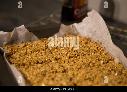 Ein Tablett mit selbst gebackenem flapjack nur aus dem Ofen. Stockfoto