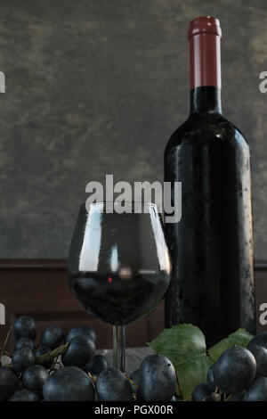 3D-Rendering von frisch gepflückte Trauben vor Glas Wein und Flasche Stockfoto