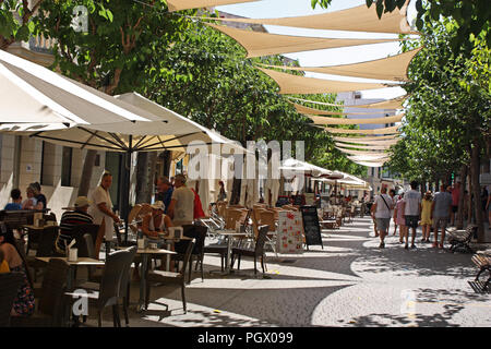 Spanien. Balearen. Menorca. Maó-Mahón. Stadtzentrum. Café im Freien. Stockfoto