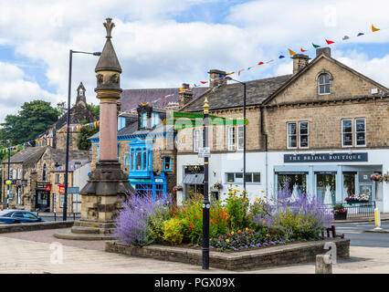 Das Zentrum von Baildon, West Yorkshire. Überragend das Foto ist ein Monument, das Wasser Brunnen Lokal "Schmalzfleisch Stick" bekannt. Stockfoto