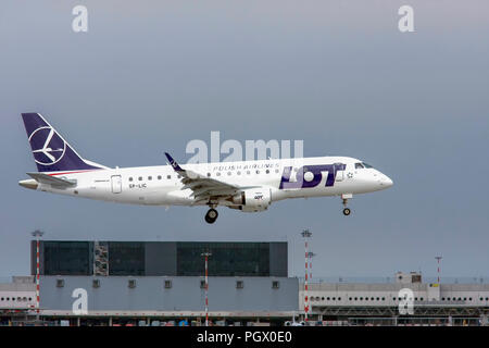 LOT - Polish Airlines/Polskie Linie Lotnicze, Embraer ERJ-175 STD in Malpensa (MXP/LIMC), Mailand, Italien Stockfoto