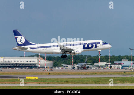 LOT - Polish Airlines/Polskie Linie Lotnicze, Embraer ERJ-175 LR in Malpensa (MXP/LIMC), Mailand, Italien Stockfoto