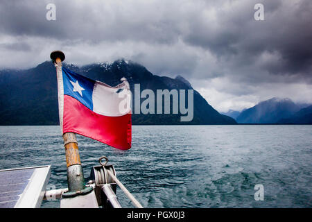 Der Blick rückwärts beim Segeln in der Nähe von Caleta Porcelana im nördlichen Patagonien in Chile. Stockfoto