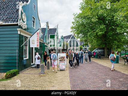 Zaandam, 28-Aug-2018: Leute das alte Dorf von Zaandam besuchen, Zaanse Schans, ein Dorf mit alten Häusern, wie sie in Holland um 1600. kein Eingang, mehr ein Open Air Museum Stockfoto