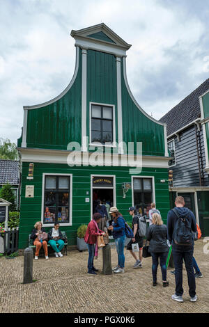 Zaandam, Niederlande, 28-Aug-2018: Menschen bei der ersten AH store in Zaanse Schans, bekannt für seine historischen Windmühlen, in Zaandam, Norden Hollands, in den Niederlanden, Albert Heijn ist nun ein sehr großen multinationalen Stockfoto