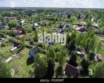 Russische Dorf mit Ferienhäusern und lose Erde für die Gartenarbeit, Russland Stockfoto