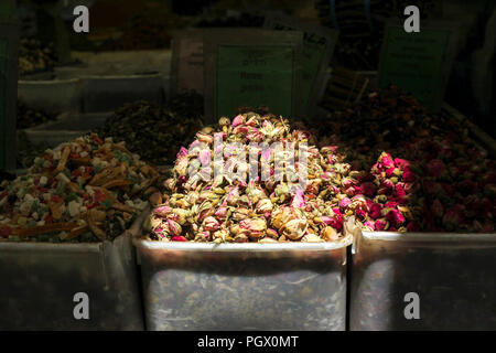 Rose Getrocknete Blüten auf Verkauf in einem Stall in einem Markt Stockfoto