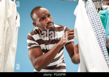 Stattliche afro Mann mit Bart Auswahl T-Shirt in einem Geschäft Stockfoto