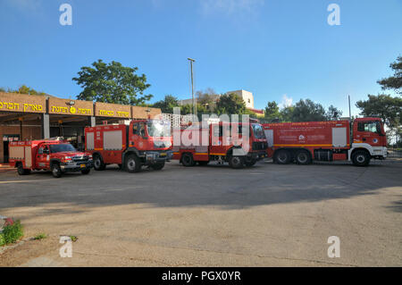 Löschfahrzeuge in einer Feuerwache, Haifa, Israel Stockfoto