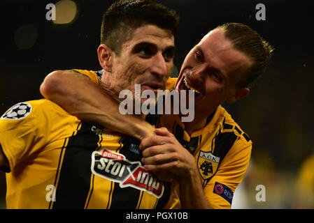 Athen, Griechenland. 28 Aug, 2018. Petros Mantalos scorer der AEK (links) und Niklas Hult (rechts) feiern das Ziel der AEK. Credit: Dimitrios Karvountzis/Pacific Press/Alamy leben Nachrichten Stockfoto