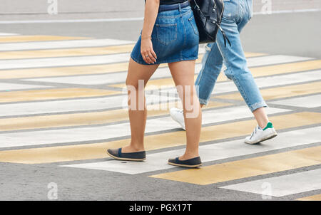 Beine von zwei Frauen in einem zebrastreifen an sonnigen Sommertagen Stockfoto