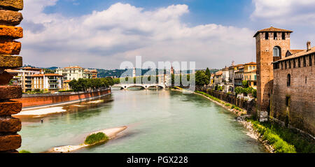 Blick nach Norden von der Ponte Castelvecchio, Verona, Italien Stockfoto