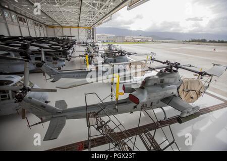 Gesicherten Fahrzeugen, Flugzeugen und Ausrüstung für Hurricane Lane Ankunft in Marine Corps Air Station (WAB) Kaneohe Bay, Hawaii, 22. August 2018 vorbereitet. Mit freundlicher Genehmigung des Sgt. Jesus Sepulveda Torres/Marine Corps Base Hawaii. () Stockfoto