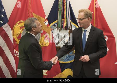 Unterstaatssekretär der Marine Thomas B. Modly Händeschütteln mit Botschafter der Republik Singapur in die Usa Ashok Kumar Mirpuri, Washington, D.C. Bild mit freundlicher Genehmigung durch Paul L Archer/U.S. Navy, 22. August 2018. () Stockfoto