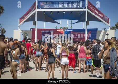 Junge Leute vor der Bühne während des vierten Juli Beach Bash versammelten sich in der Del Mar Beach Resort, Marine Corps Base Camp Pendleton, Kalifornien, 4. Juli 2018. Bild mit freundlicher Genehmigung Cpl. Dylan Chagnon/Marine Corps Installationen West - Marine Corps Base Camp Pendleton. () Stockfoto