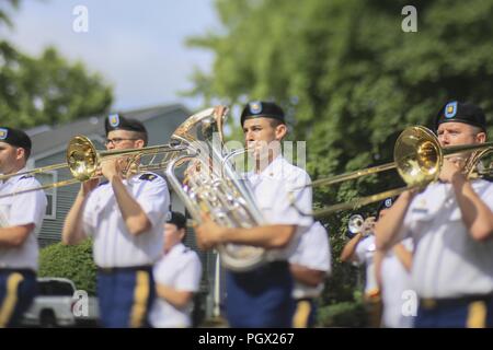 63 New Jersey National Guard Army Band Soldaten im historischen Smithville 4. Juli Parade, Smithville, New Jersey, 4. Juli 2018 durchführen. Mit freundlicher Master Sgt. Matt Hecht/New Jersey National Guard. () Stockfoto