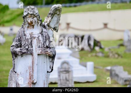 Engel Statue in Sumay Friedhof, Guam, 19. Juli 2018. Mit freundlicher Petty Officer 3rd Class Amanda Poudret/U.S. Coast Guard Bezirk 14 Hawaii Pazifik. () Stockfoto