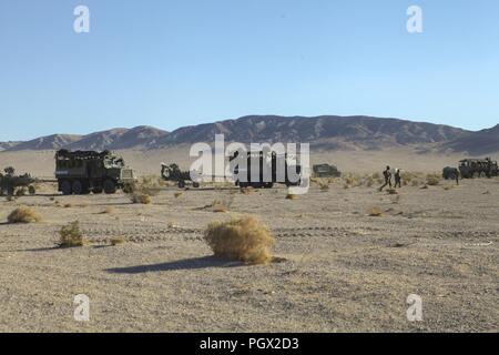 Marines mit Mike Batterie, 3.Bataillon, 14 Marine Regiment, 4 Marine Division, Ankunft am Training Bereich Emerson Lake am Marine Corps Air Ground Combat Center Twentynine Palms, Kalifornien, für ein direktes Feuer schießen, während integrierte Ausbildung Übung 4-18. ITX 4-18 ist ein Live - Feuer- und Manöver kombinierte Waffen konzipiert Bataillon und Geschwader zu Zug-große Einheiten in den Taktiken, Techniken und Verfahren erforderlich, um eine nachhaltige und bereit, operative Reserve für die Beschäftigung im gesamten Spektrum der Krise und globale Beschäftigung zu schaffen. Stockfoto