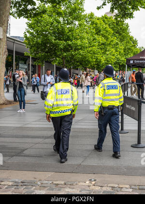 London, UK, 23. Mai 2017: Zwei Offiziere von der Londoner Metropolitan Police Service patrouillieren in der Nähe des Tower von London, UK. Stockfoto