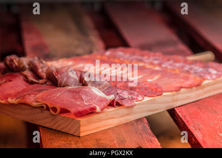 Gourmet Holzplatte von Jamon Serrano Schinken und Wurst in Spanien Stockfoto