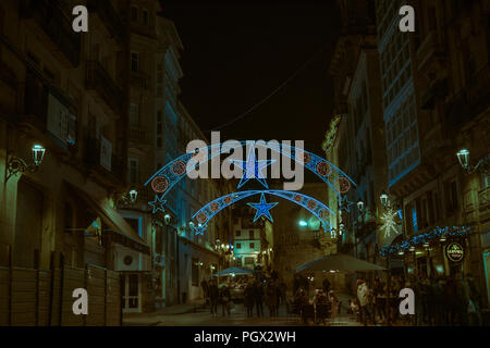 OURENSE, Galizien/ESPAÑA - 24 DE NOVEMBER DE 2017: Luces de Navidad en Las calles. Stockfoto