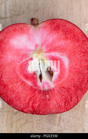 Malus Domestica" tickled Pink'/Baya Marisa. Geerntet Apple 'tickled Pink'. In der Hälfte der roten Fleisch zeigen Stockfoto